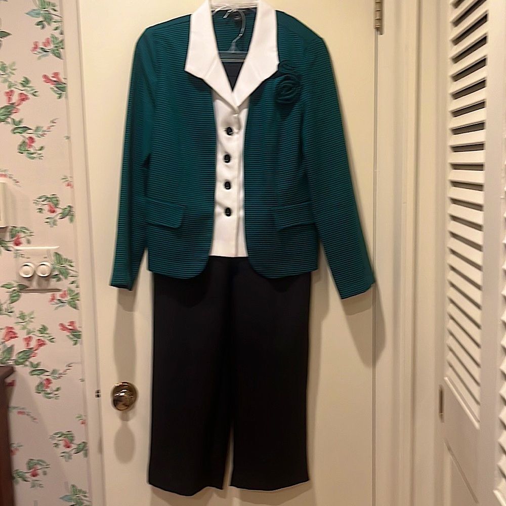 Classy two piece pant suit. Size 12  Misses.